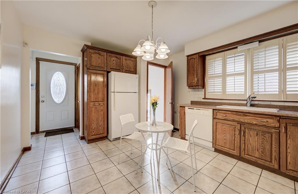 150 Howard Avenue, Hamilton, ON - Indoor Photo Showing Kitchen