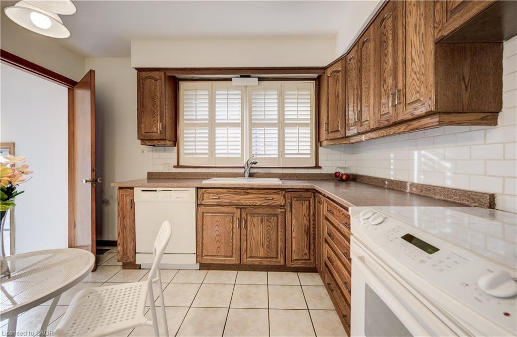 150 Howard Avenue, Hamilton, ON - Indoor Photo Showing Kitchen