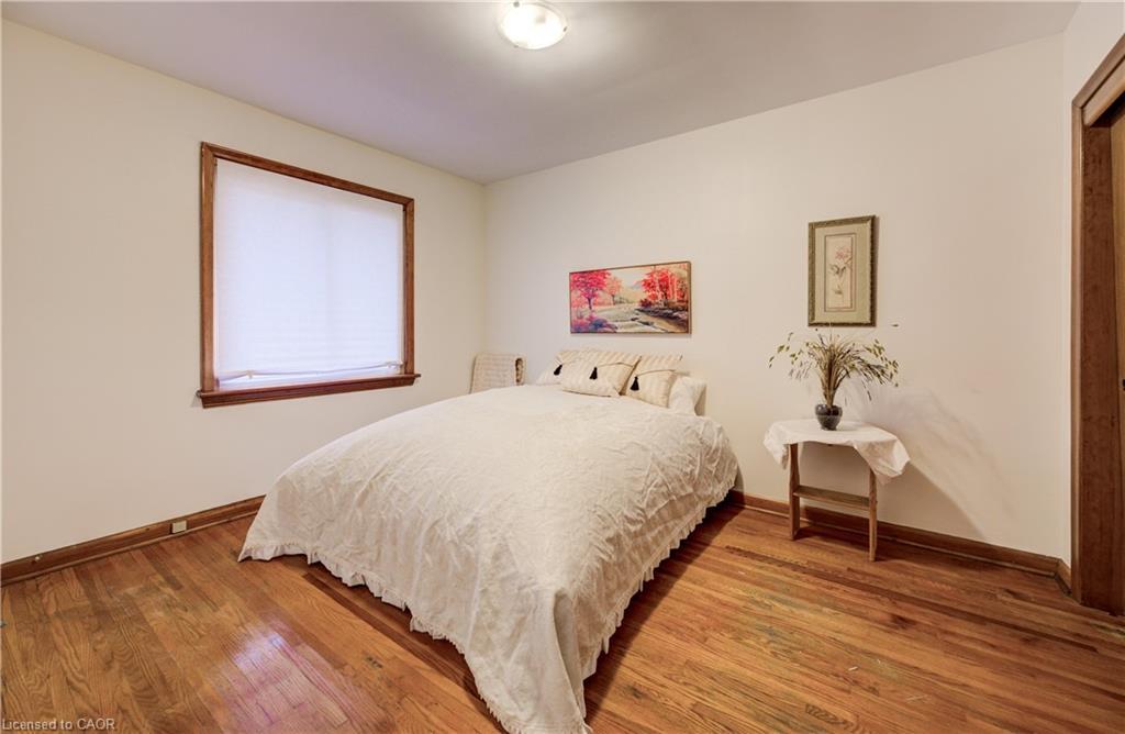 150 Howard Avenue, Hamilton, ON - Indoor Photo Showing Bedroom