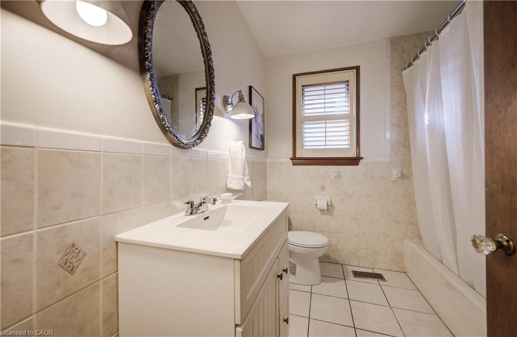150 Howard Avenue, Hamilton, ON - Indoor Photo Showing Bathroom
