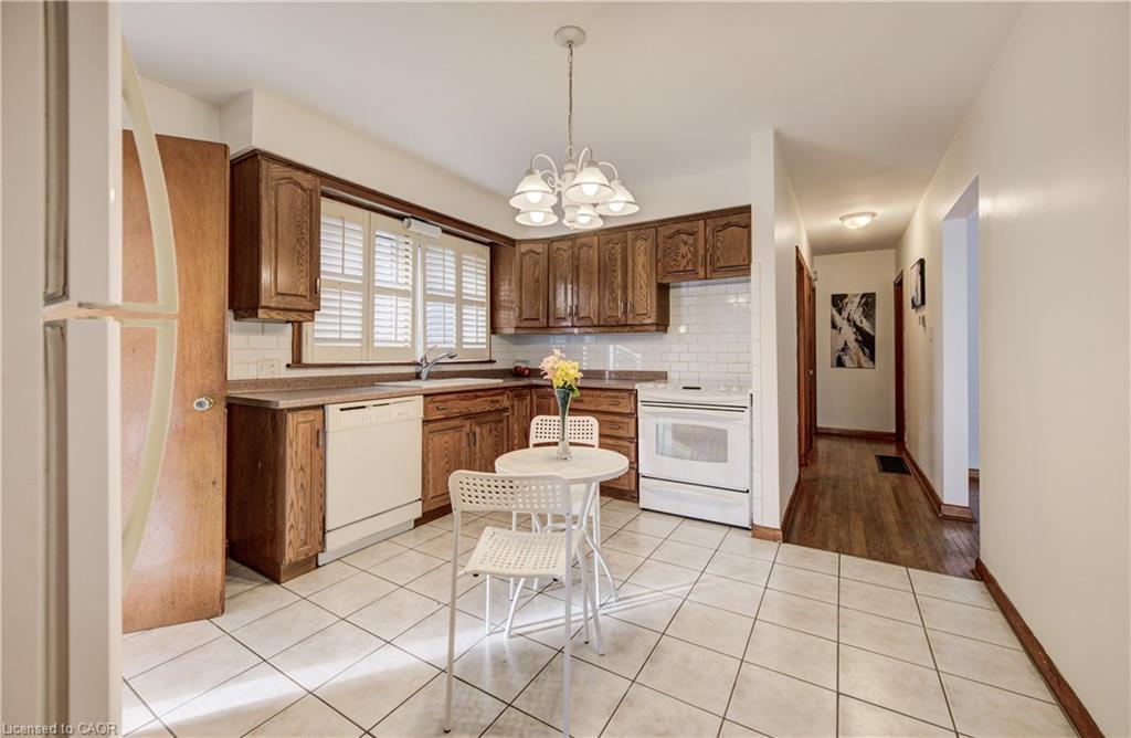 150 Howard Avenue, Hamilton, ON - Indoor Photo Showing Kitchen