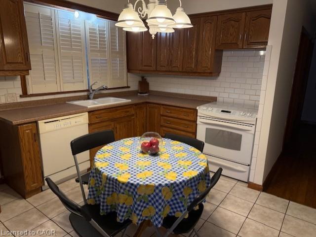 150 Howard Avenue, Hamilton, ON - Indoor Photo Showing Kitchen With Double Sink