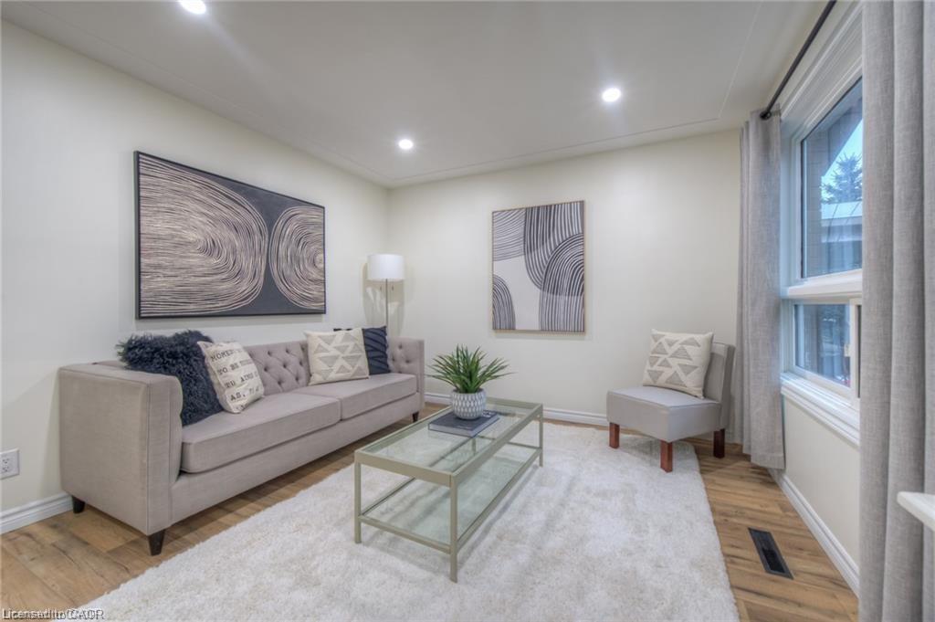 248 Cyrus Street, Cambridge, ON - Indoor Photo Showing Living Room
