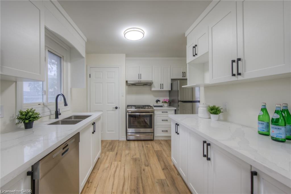 248 Cyrus Street, Cambridge, ON - Indoor Photo Showing Kitchen With Double Sink With Upgraded Kitchen
