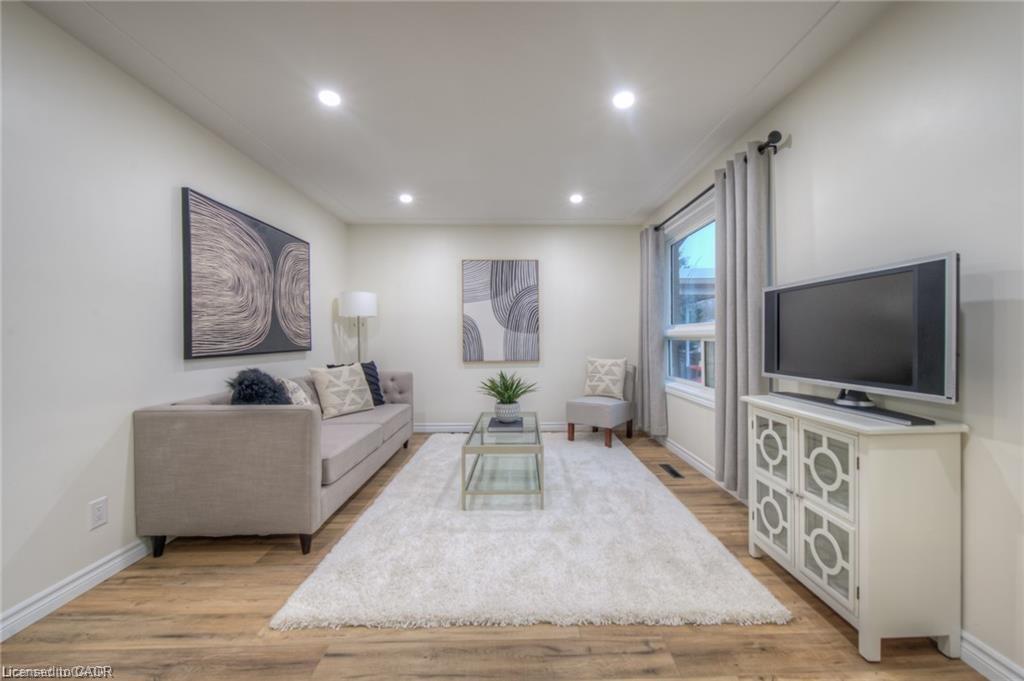 248 Cyrus Street, Cambridge, ON - Indoor Photo Showing Living Room