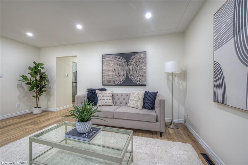 248 Cyrus Street, Cambridge, ON - Indoor Photo Showing Living Room
