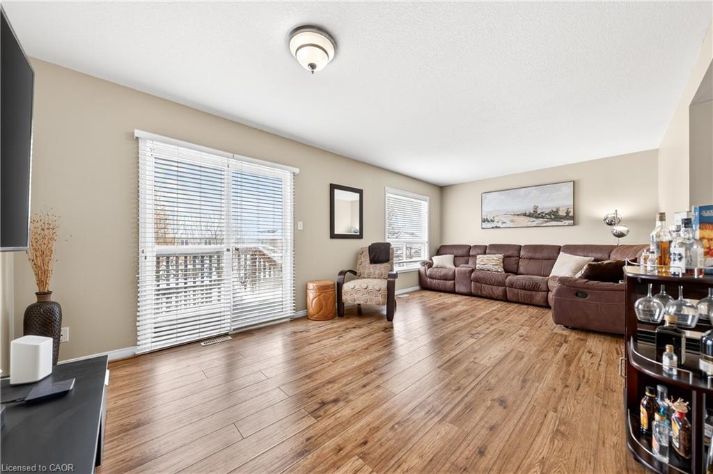 775 Karlsfeld Road, Waterloo, ON - Indoor Photo Showing Living Room