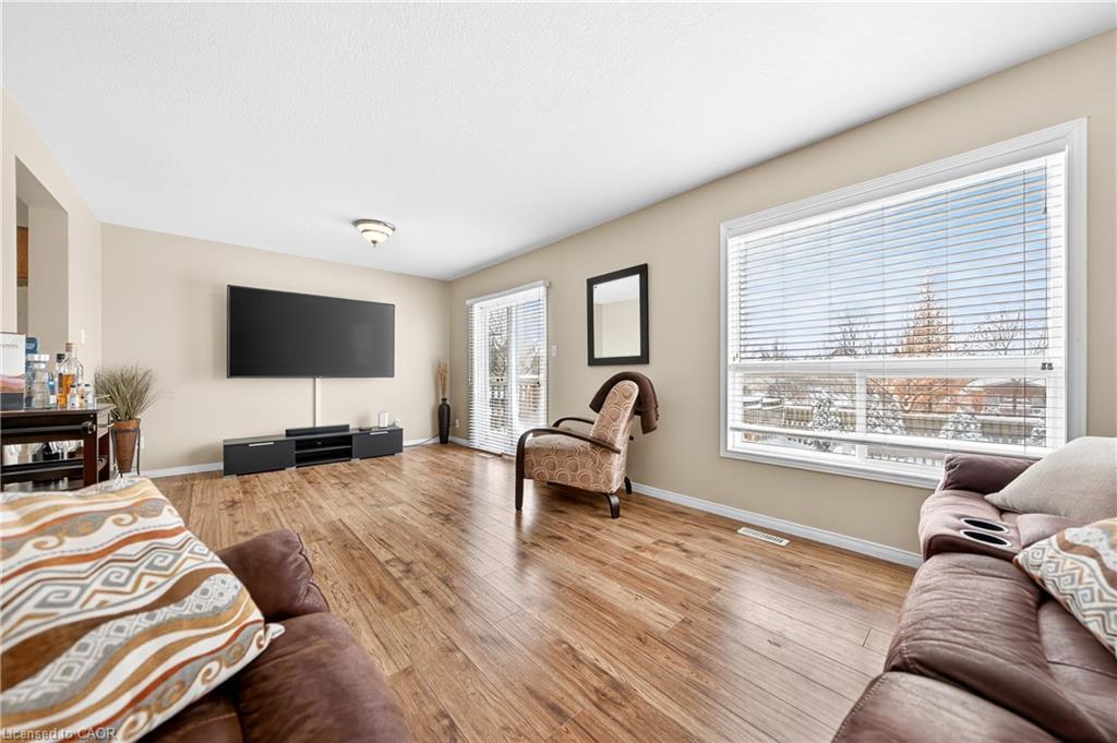 775 Karlsfeld Road, Waterloo, ON - Indoor Photo Showing Living Room