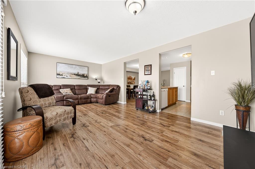 775 Karlsfeld Road, Waterloo, ON - Indoor Photo Showing Living Room