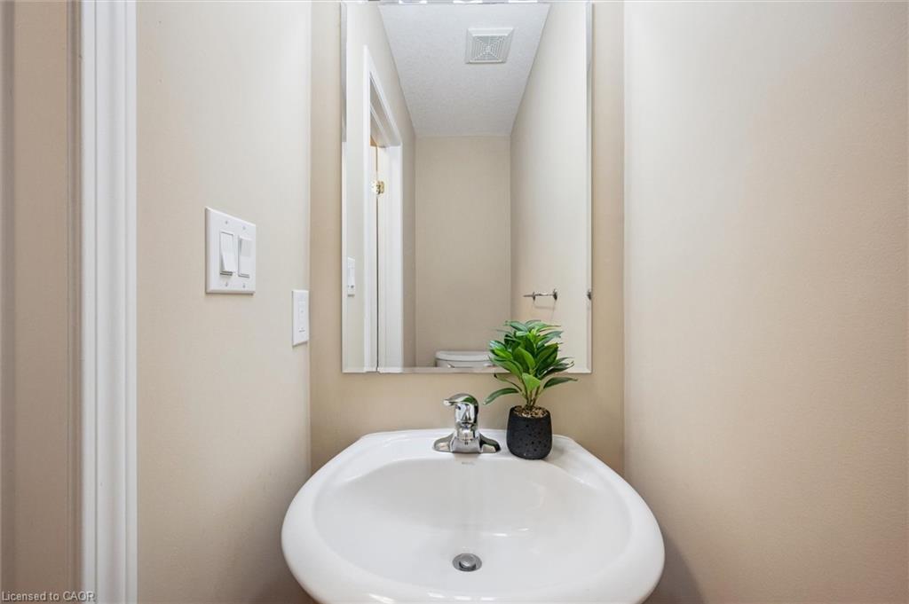 298 Sophia Crescent, Kitchener, ON - Indoor Photo Showing Bathroom