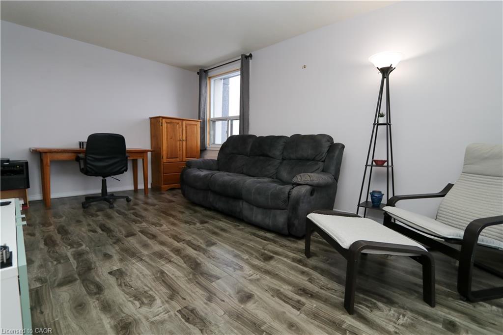 919-200 Jamieson Parkway, Cambridge, ON - Indoor Photo Showing Living Room