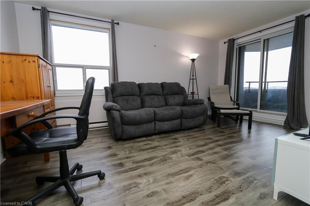 919-200 Jamieson Parkway, Cambridge, ON - Indoor Photo Showing Living Room