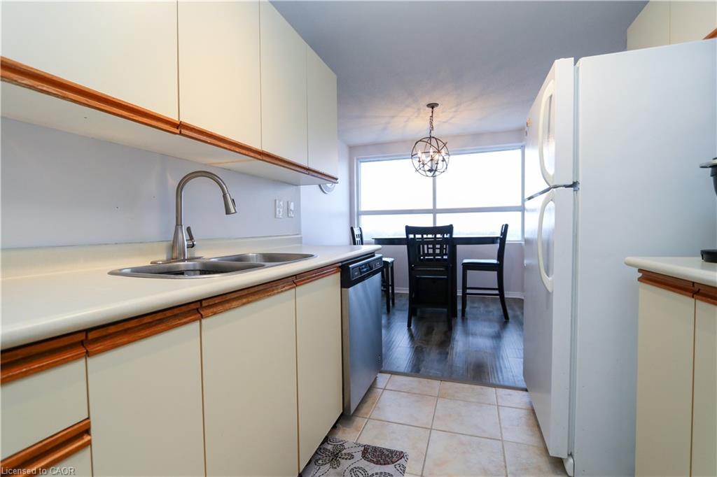 919-200 Jamieson Parkway, Cambridge, ON - Indoor Photo Showing Kitchen With Double Sink