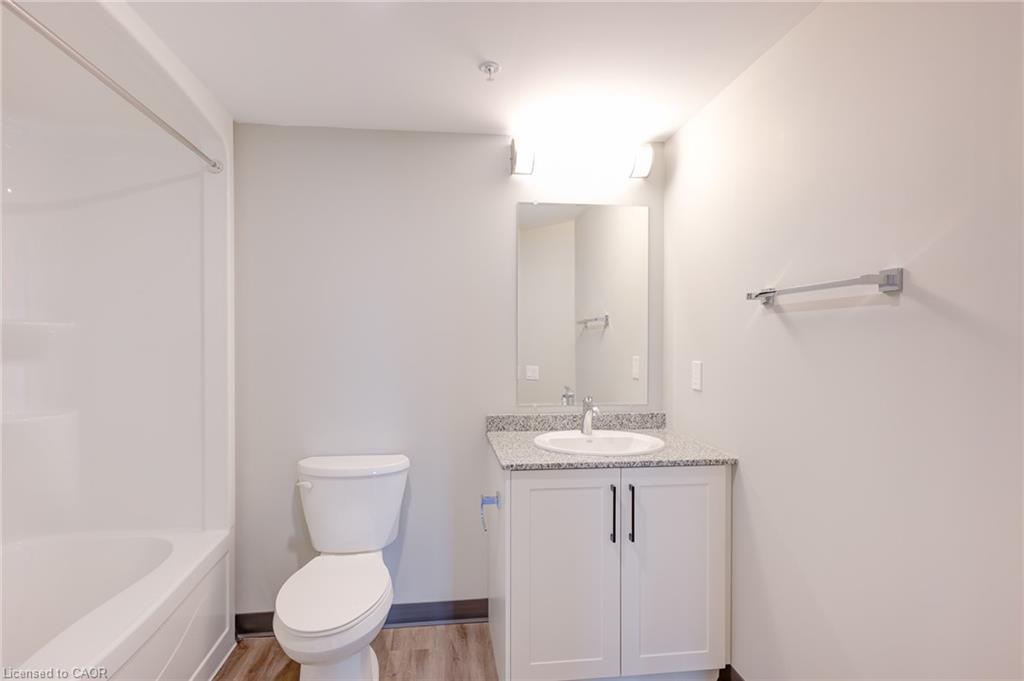 911-595 Strasburg Road, Kitchener, ON - Indoor Photo Showing Bathroom