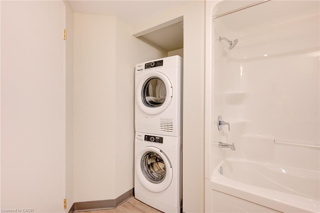 911-595 Strasburg Road, Kitchener, ON - Indoor Photo Showing Laundry Room