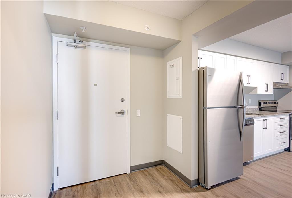911-595 Strasburg Road, Kitchener, ON - Indoor Photo Showing Kitchen
