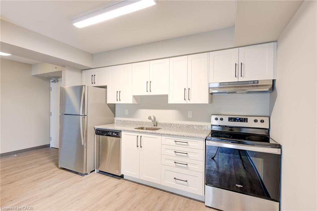 911-595 Strasburg Road, Kitchener, ON - Indoor Photo Showing Kitchen With Stainless Steel Kitchen