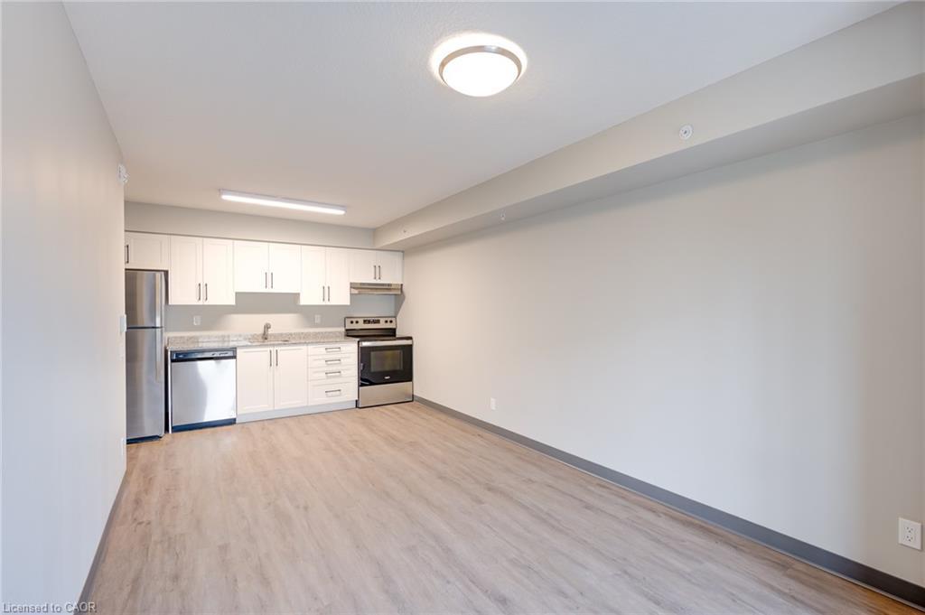 911-595 Strasburg Road, Kitchener, ON - Indoor Photo Showing Kitchen