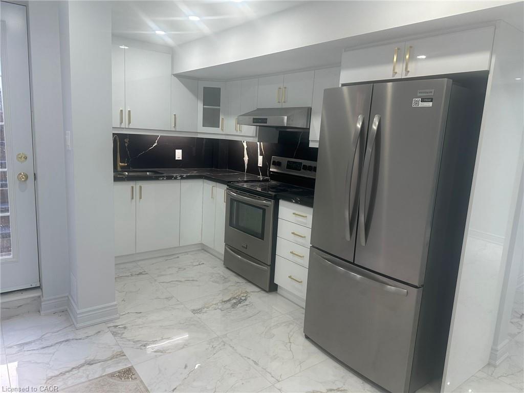 5349 Tenth Line W, Mississauga, ON - Indoor Photo Showing Kitchen With Stainless Steel Kitchen
