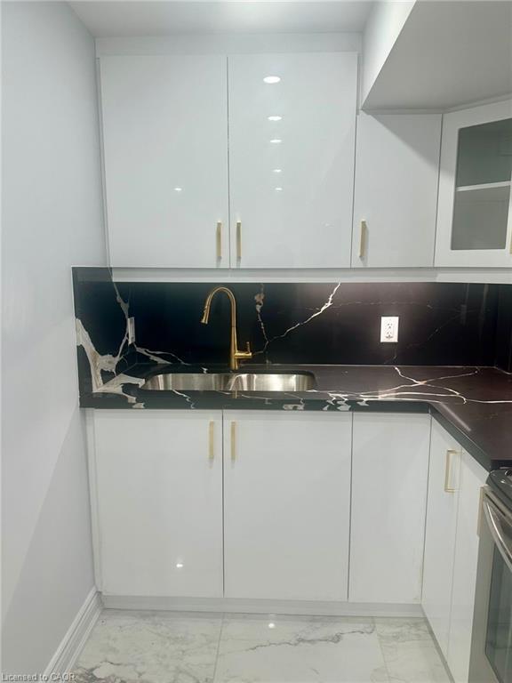 5349 Tenth Line W, Mississauga, ON - Indoor Photo Showing Kitchen