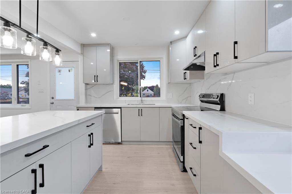 Upper-210 Mackan Street, Thorold, ON - Indoor Photo Showing Kitchen With Upgraded Kitchen