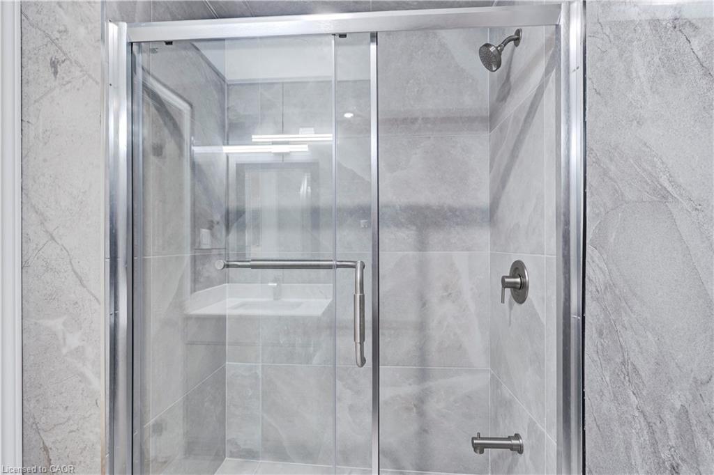 Upper-210 Mackan Street, Thorold, ON - Indoor Photo Showing Bathroom