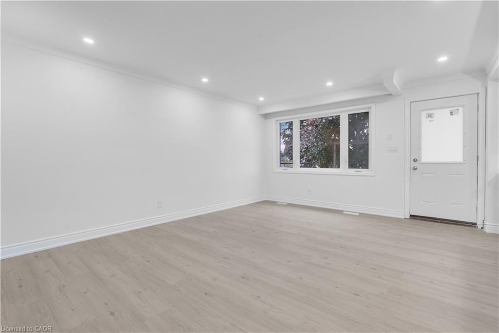 Upper-210 Mackan Street, Thorold, ON - Indoor Photo Showing Other Room