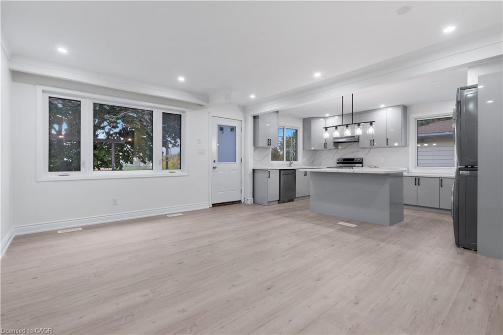 Upper-210 Mackan Street, Thorold, ON - Indoor Photo Showing Kitchen