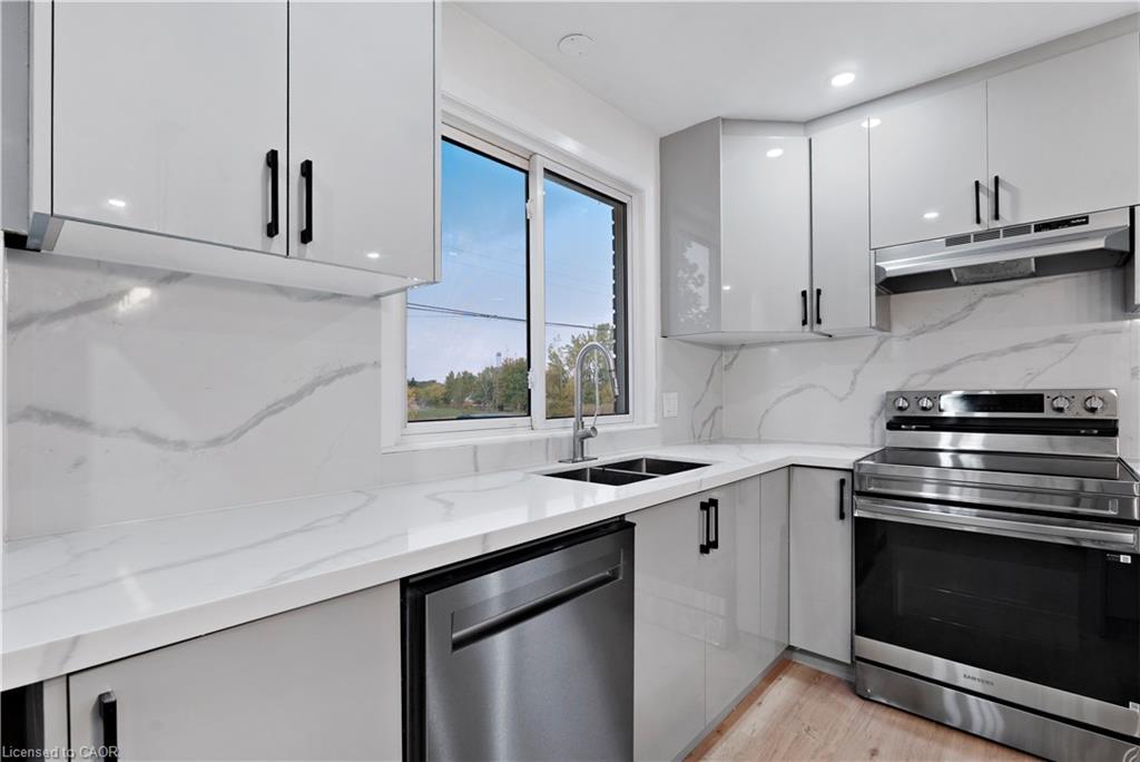 Upper-210 Mackan Street, Thorold, ON - Indoor Photo Showing Kitchen With Double Sink