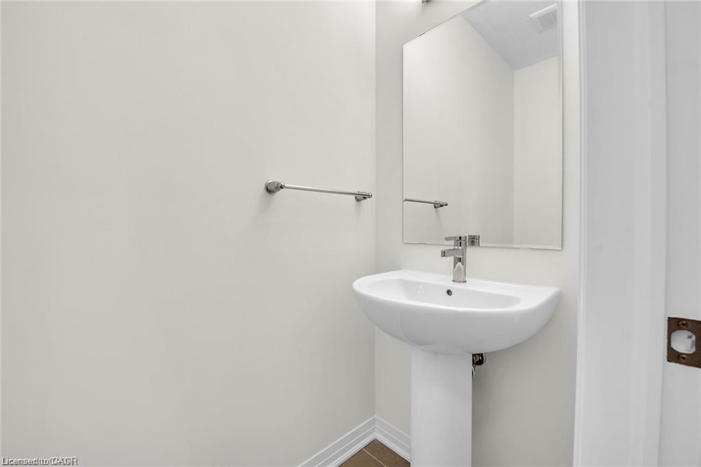 C017-10 Urbane Boulevard, Kitchener, ON - Indoor Photo Showing Bathroom