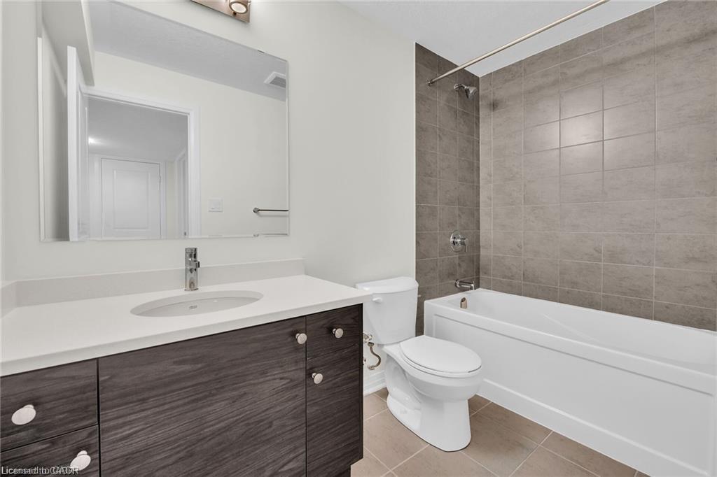 C017-10 Urbane Boulevard, Kitchener, ON - Indoor Photo Showing Bathroom