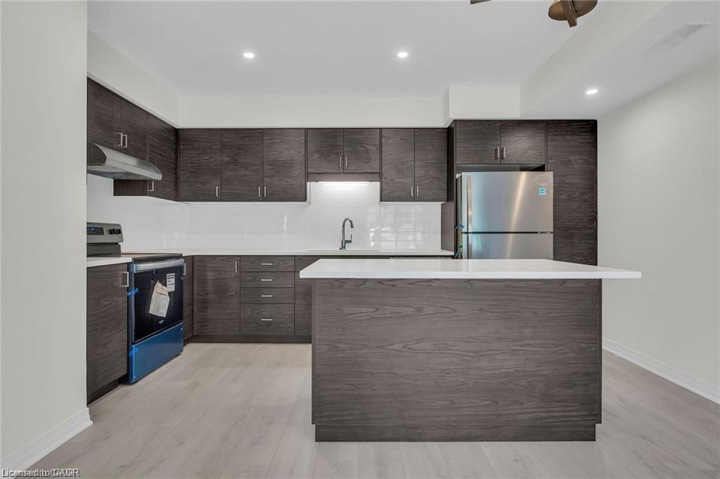 C017-10 Urbane Boulevard, Kitchener, ON - Indoor Photo Showing Kitchen With Upgraded Kitchen