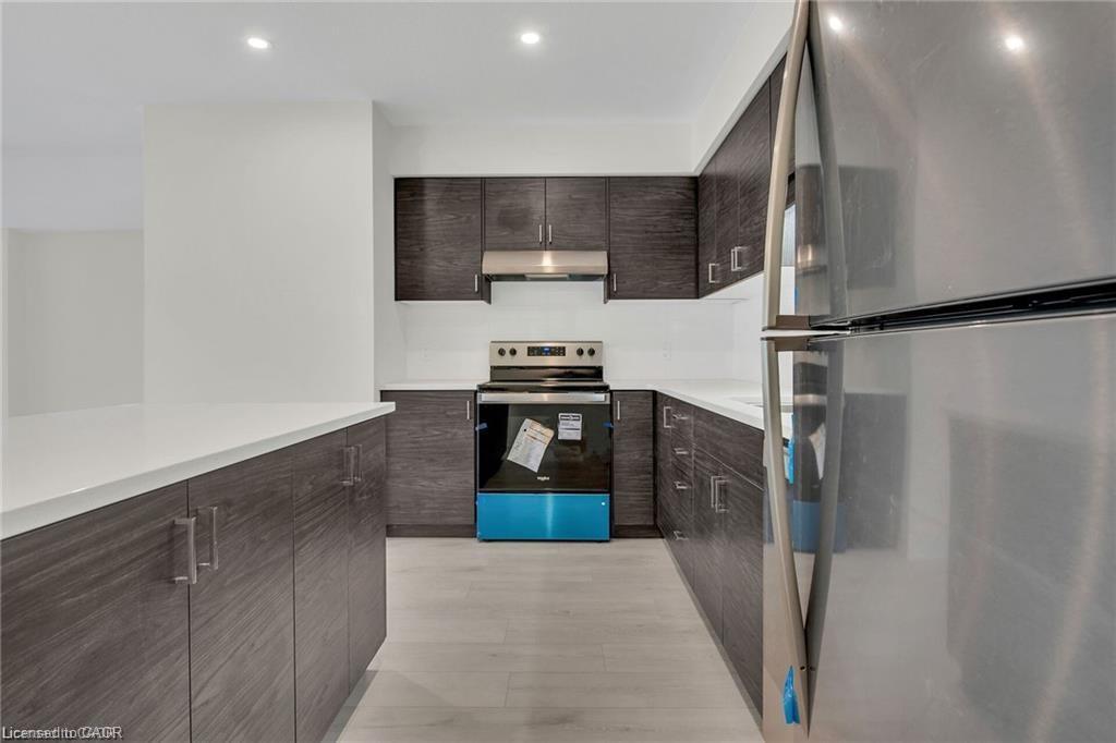 C017-10 Urbane Boulevard, Kitchener, ON - Indoor Photo Showing Kitchen With Upgraded Kitchen