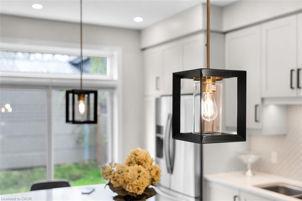 12 Lindsay Way, Grimsby, ON - Indoor Photo Showing Kitchen