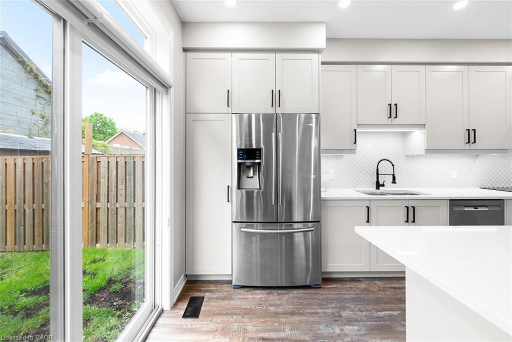 12 Lindsay Way, Grimsby, ON - Indoor Photo Showing Kitchen With Upgraded Kitchen