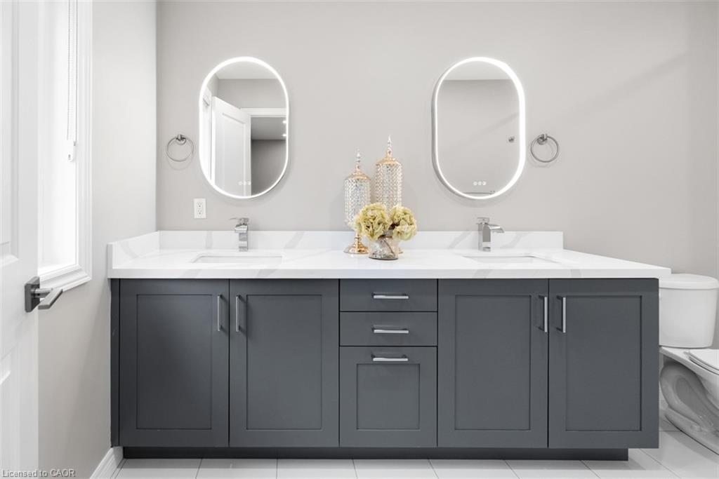 12 Lindsay Way, Grimsby, ON - Indoor Photo Showing Bathroom