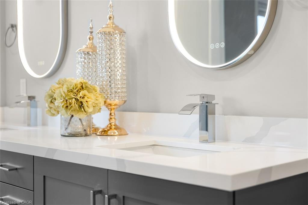 12 Lindsay Way, Grimsby, ON - Indoor Photo Showing Bathroom