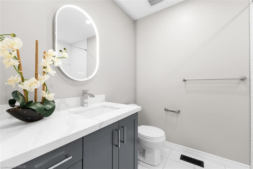 12 Lindsay Way, Grimsby, ON - Indoor Photo Showing Bathroom