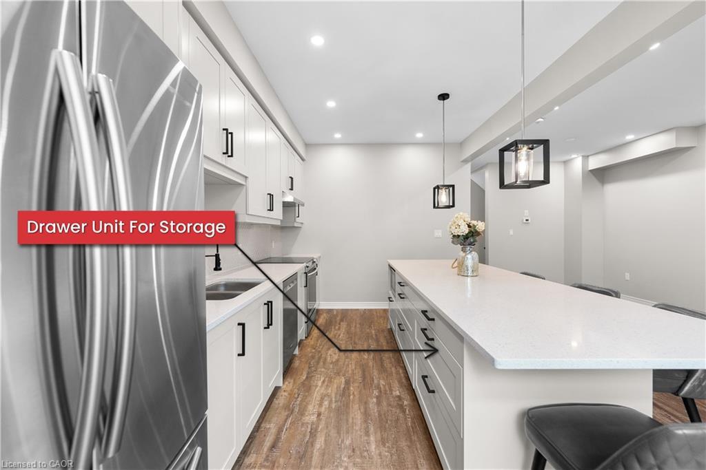 12 Lindsay Way, Grimsby, ON - Indoor Photo Showing Kitchen With Double Sink With Upgraded Kitchen