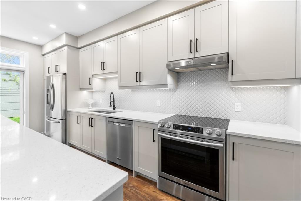 12 Lindsay Way, Grimsby, ON - Indoor Photo Showing Kitchen With Upgraded Kitchen