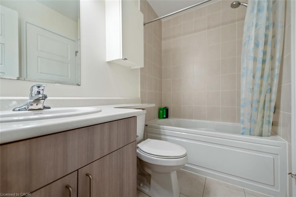 933 Apple Hill Lane, Kitchener, ON - Indoor Photo Showing Bathroom