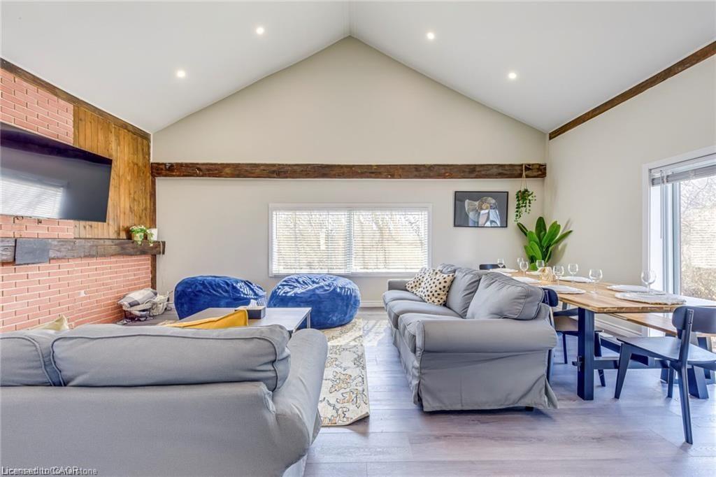 3590 Lakeshore Road, Lincoln, ON - Indoor Photo Showing Living Room