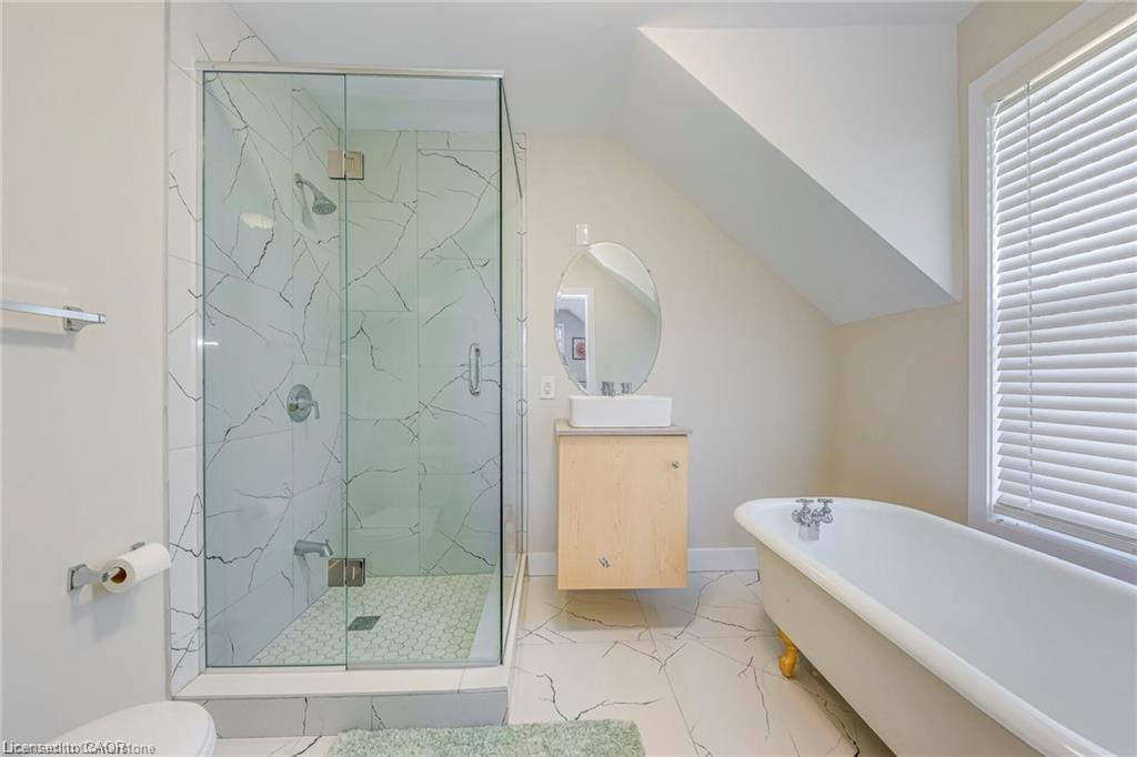 3590 Lakeshore Road, Lincoln, ON - Indoor Photo Showing Bathroom