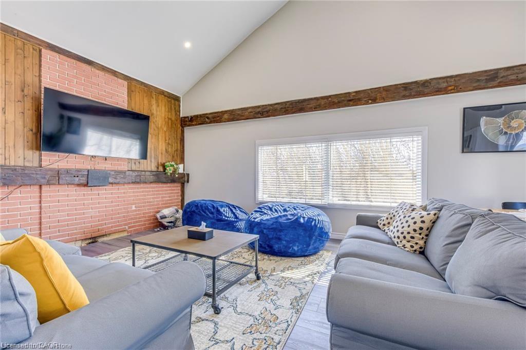 3590 Lakeshore Road, Lincoln, ON - Indoor Photo Showing Living Room