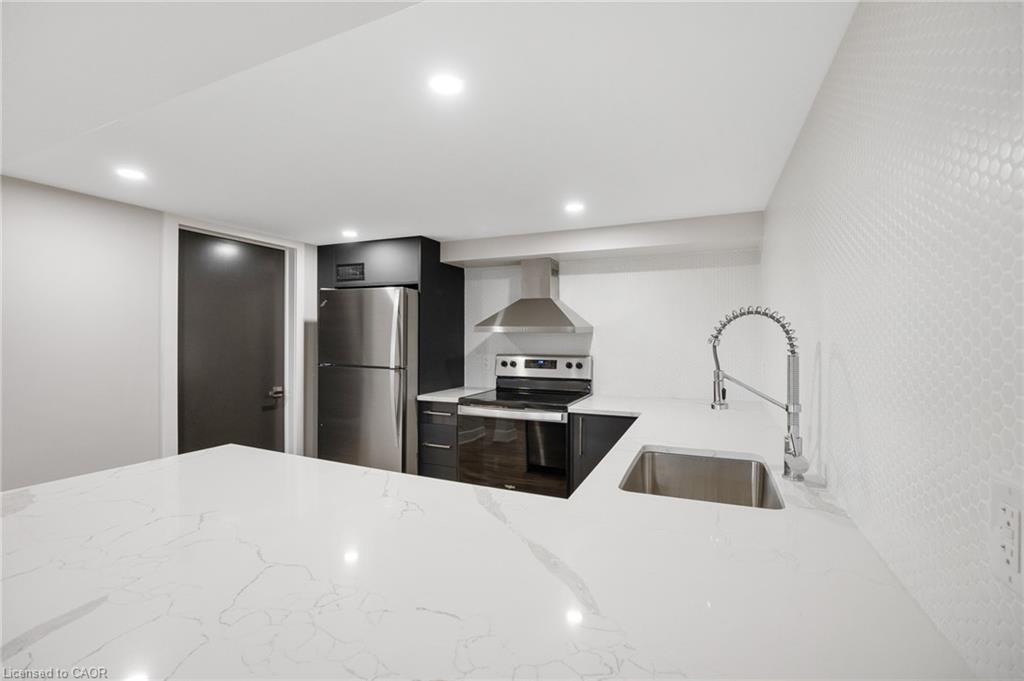 2-329 Rosedale Avenue, Hamilton, ON - Indoor Photo Showing Kitchen With Upgraded Kitchen