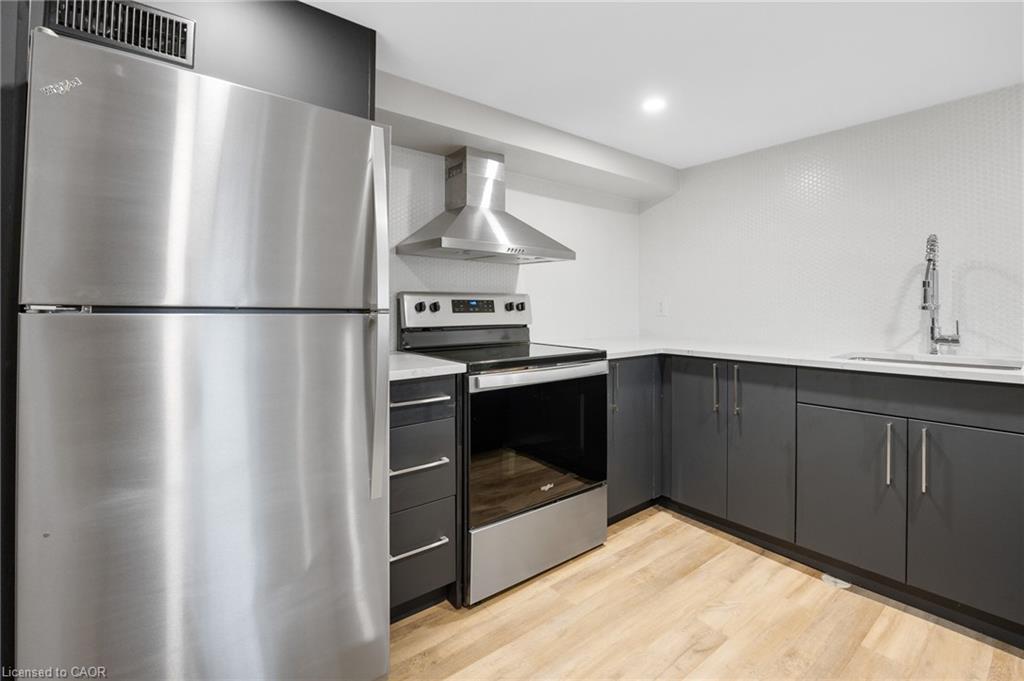2-329 Rosedale Avenue, Hamilton, ON - Indoor Photo Showing Kitchen