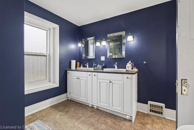 149 Leinster Avenue N, Hamilton, ON - Indoor Photo Showing Bathroom