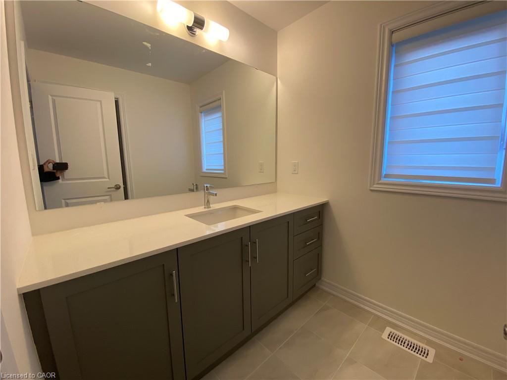 15 Vinifera Drive, Grimsby, ON - Indoor Photo Showing Bathroom