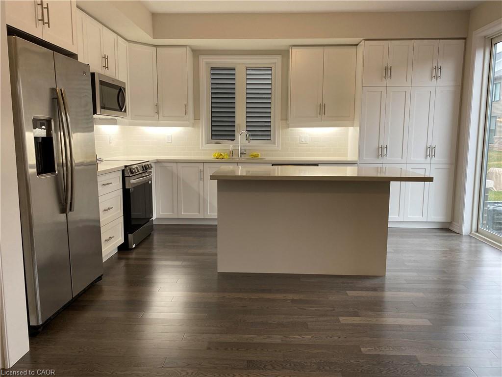 15 Vinifera Drive, Grimsby, ON - Indoor Photo Showing Kitchen With Upgraded Kitchen