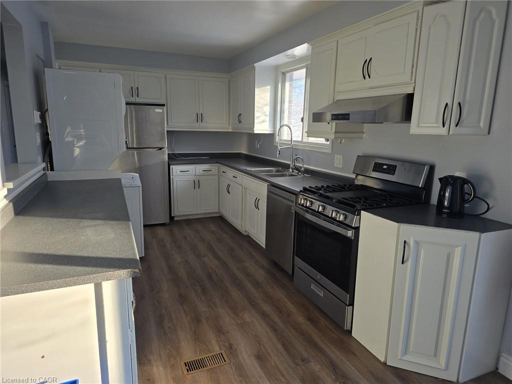 593 Mount Anne Drive, Waterloo, ON - Indoor Photo Showing Kitchen With Double Sink